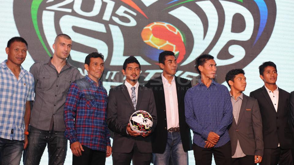 Perwakilan dari 18 tim memberi tanda tangan pada bola sebagai tanda dimulainya ISL 2015 pada acara launching bertajuk Take It to The Next Level di Jakarta, Sabtu (14/02/15). 